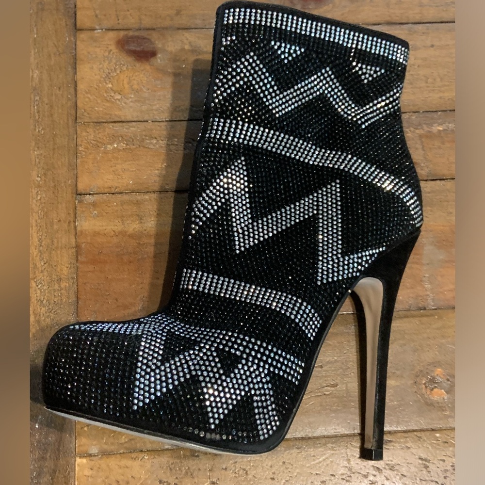 Also women’s 6.5 black & silver rhinestone boots